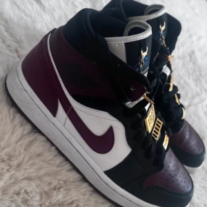 Air Jordan 1 Mid SE Black Dark Beetroot - Använda fåtal gånger