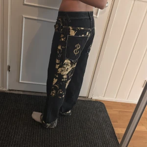 Time is money byxor med tryck - Time is money byxor i väldigt bra skick.