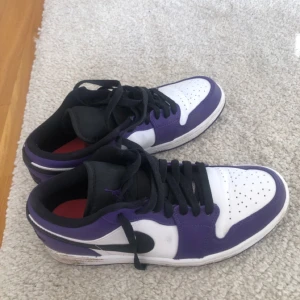 Nike Air Jordan Dunks Lila - Nytt skick - inte använt dom många gånger  1 Crease på bägge skor men märks knappast. (Se sista bild) Annars jätte fint skick!  Säljs pågrund av dom inte är min typ av stil längre osv. :)   