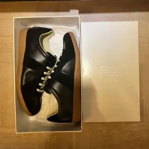 Tjaa, säljer ett par riktigt fräscha maison  Margiela Gats i färgen black/gum. Kan mötas upp i Stockholm eller frakt. Tveka inte på att skriva om ni har några frågor om skorna :) 