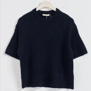 Gina Tricot  - Säljer min stickad tishirt från Gina. Storlek M men passar som S/XS. Nypris 300  