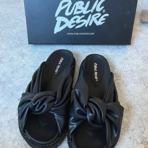 Helt nya sandaler  - Sandaler/tofflor i nyskick! Aldrig använda pga för små 