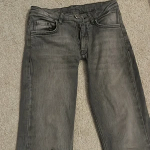 Low waisted jeans - Skit snygga jeans, har inga defekter. Säljer då de har blivit för små. 