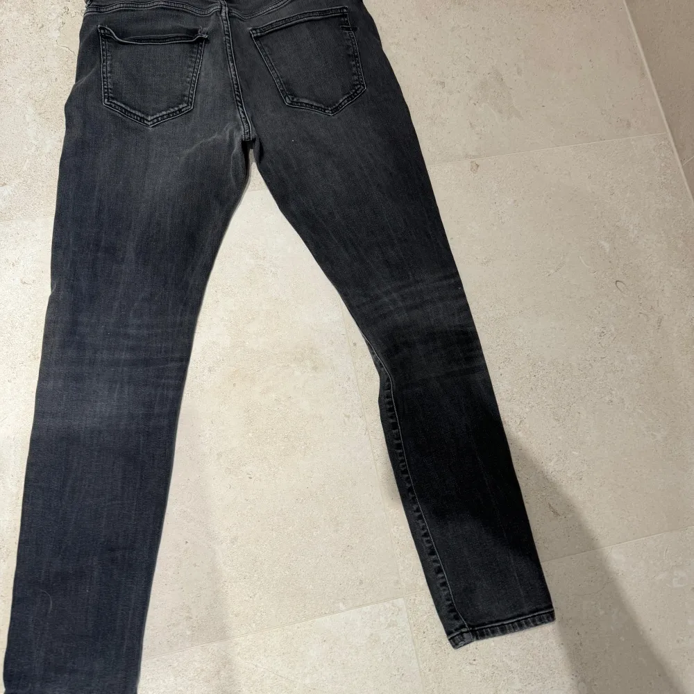 Säljer nu dessa snygga Diesel jeans med slitningar. Dessa går nu för 350kr hos oss! Skicka om ni har funderingar eller mm.😁. Jeans & Byxor.