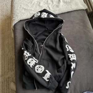 Full ziphoodie  - En jättefin fullzip med broderier från arm,över luva och till nästa arm🫶🏻🙏