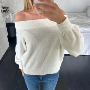 Stickad off shoulder💋 - En vit stickad off shoulder tröja med breda muddar och ish en ballongärm! Köpt på plick, säljer då den aldrig kommit till användning💓 (bild lånad från förra säljaren) skriv ifall du undrar något! 💋