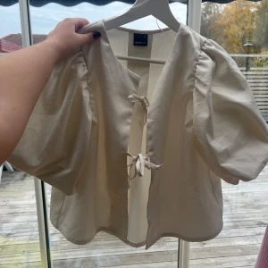 Puffärms blus - Söt blus med puffärm från Gina tricot