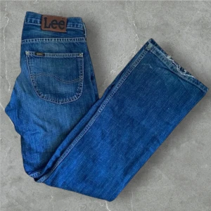 Lee Jeans | W32 L32 - Lee Jeans | W32 L32 Snyggt tvättade jeans av Lee jeans! Storlek W32 L32. Skick 8/10. Ställ gärna frågor vid funderingar!