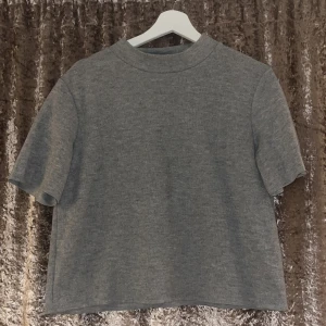Grå mock neck t-shirt, Zara  - Croppad grå t-shirt, storlek L Längd:46 cm Ärm:19 cm