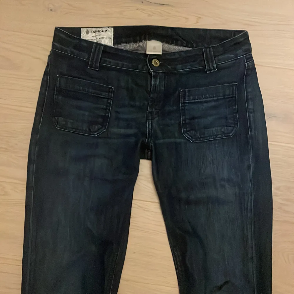 Super snygga jeans, har klippt av dem då dem var väldigt långa. Jeans & Byxor.