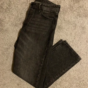 Jack&Jones LOOSE/CHRIS jeans  - Hej! Säljer då dem inte kommit till användning. Använda ett fåtal gånger, inga defekter. Strl:W32L32. Nypris cirka 600kr mitt pris 400kr. Pris går att diskutera vid snabb affär🌟 Hör av er vid frågor eller funderingar //Daahlgren.resell💥