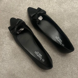 Ballerinaskor med rosett - Helt nya, var för stora för mig