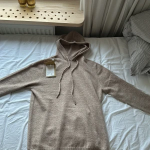 Beige Kashmir hoodie - Helt ny oanvänd Kashmir Grisch hoodie från gardegrisch Storlek (S) jätte snygg och  nypris e 1,1k men mitt pris är 750😁