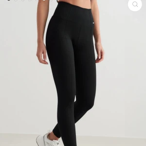 Aimn tights - Säljer dessa aimn träningstights. De heter black luxe seamless tights och är i storlek XS. Den silvriga aimn brickan har lossnat i tvätten, därav ett lite billigare pris🩷  Hör av er vid frågor✨