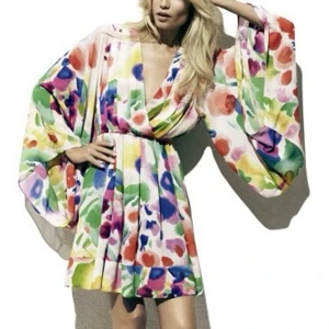 Klänning, H&M - Klänning från H&M garden collection.  Stlk S, underbart och luftig så passar definitivt M, kanske till och med L. Köpt second hand och förra ägaren har satt några stygn i urringningen vilka jag sparade för jag tycker det såg bra ut.