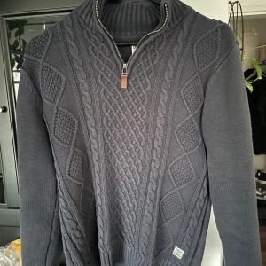 Dobber 3/4 zip tröja - Storlek small, har lite lös tråd vid armen men annars perfekt. 