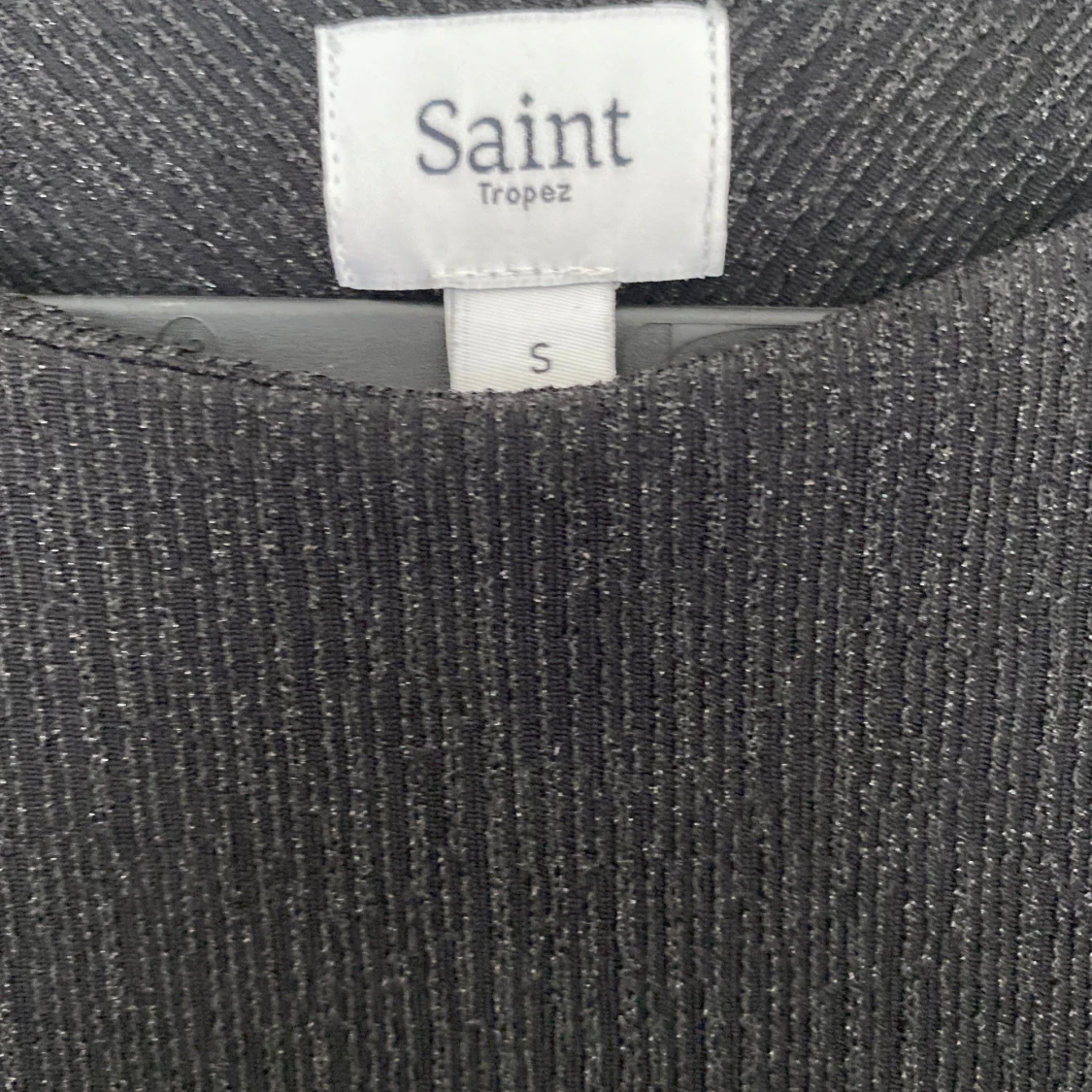 Glittrig ärmlös topp från Saint Tropez - 90