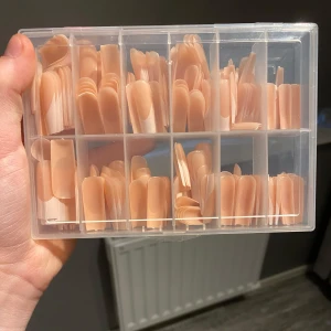 Lösnaglar - Säljer ett paket med ungefär 100st lösnaglar i olika storlekar.