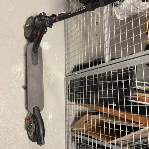 El scooter - Har inte tid att andvända den laddare ingår. Åker 30 km