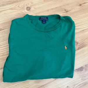 Ralph Lauren långärmad T-shirt - Säljer denna Ralph lauren tröjan för att den har blivit för liten. Är 7/10 kvalitet och kan tvätta om man önskar det. Nypris: 1050kr