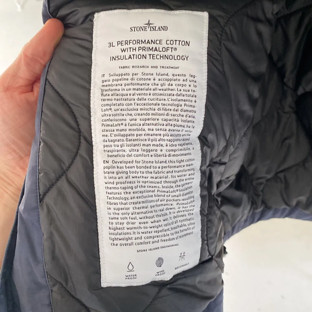 Navy vinterjacka från Stone Island. Vatten och vindsäker med Primaloft insiulation. Inköpt för ca 9 år sedan, ej använd på 6. Blixtlåset sönder, funkar utmärkt med enbart knappar. Lite slitage längst ner på ärmslutet, märks ej. 2XL men mer som XL. . Jackor.