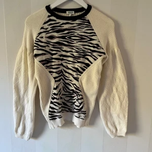 Stickad tröja  - Stickad tröja i fint skick från kenzo 