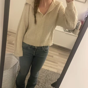 Beige Knitted collar sweater - Beige stickad tröja från Gina Tricot. Bra skick men lite nopprig. Väl andvänd men längesen den andvändes🤍Pris kan diskuteras!!!!