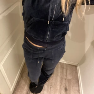 Juicy set - Set ifrån Juicy Couture i färgen Night Sky, mörkblå/marinblå. Tröjan är i storlek L och byxorna stl M. Tröjan är knappt använd, bra skick 💕 