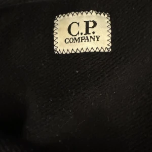 C.P company Hoodie  - Säljer min svarta C.P company hoodie. Använd fåtal gånger.  Köpt på NK  