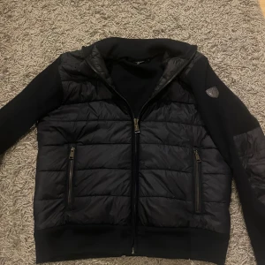 Raffe cardigan - Skit fet cardigan, inge deffekter alls. Helt äkta, köpt från Ralph laurens hemsida (finns qr kod på jackan).