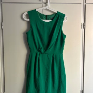 Grön klänning från Topshop - Snygg grön klänning från Topshop i storlek S. Den är ärmlös och har en dragkedja i ryggen för enkel påklädning. 💚🥰