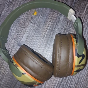 Skullcandy on ear Bluetooth  - Enda felet är att ljudet är lägre i den ena sidan. Ingen laddkabel med men de flesta äger redan en sån. Bekväma på!