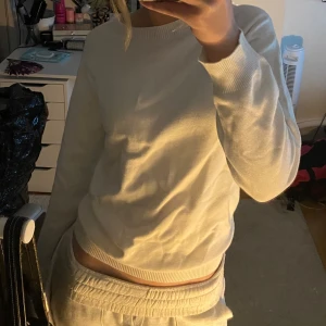 Vit stickad tunn långärmad - Superbekväm och mysig tunn stickad tröja från Dazy i storlek M🩷