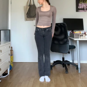 Lågmidjade bootcut jeans - Grå lågmidjade bootcut jeans från lager 157💓 i stl xs/petite och i fint skick. Säljer då jag tyvärr blivit för lång för dom (jag är 170cm!) skulle rekommenderas om du är under 165cm!