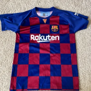 Fc Barcelona fotbollst t-shirt  - Den är 11-12 år. Man bör vara minst 145cm. Priset kan diskuteras.