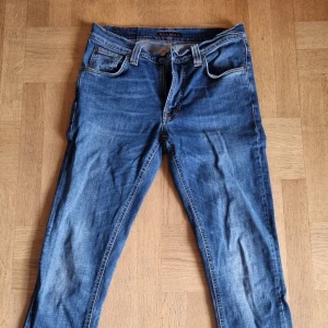 Nudie jeans, W30 L32 - Jeans från Nudie jeans co. Rak modell i stl 30/32. Använt gott skick.