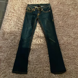True religion jeans - Lågmidjade bootcut jeans från true religion. I bra skick jag inga hål eller större fläckar. 