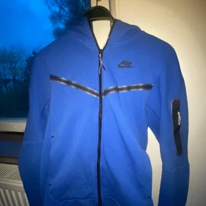 Nike tech navy blue - Använd 4-6 gånger. Den passar mig inte längre,  V-stripe/chevron blev skrynklig efter tvätt eftersom jag missade att läsa tvättinstruktionerna. Viktigt att göra det! Skrynklorna går att fixa, Skickar samma dag eller senast dagen efter köpet.