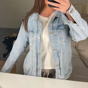 Oversize jeansjacka - Skitsnygg jeansjacka i den perfekta färgen💙står M men passar storlek XS-M