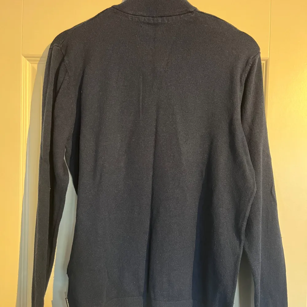 tjo folket, Säljer jack & Jones half zip i marin blå, funkar perfekt med en skorta eller en vanlig t-shirt. Storlek M men sitter som s. Neuletakit & Villapaidat.