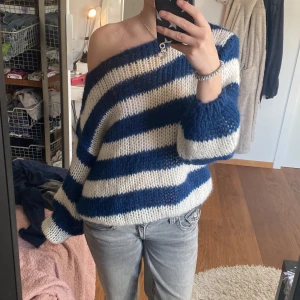 Stickad tröja - Design by si tröja i storlek s 💗jättesnygg, bara inte min stil 💗💗