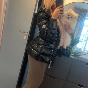 Moncler jacka dam  - Storlek 1 / Xs-S🩷 Helt ny, använt några få gånger. Den är figursydd och skit snygg i midjan 😍