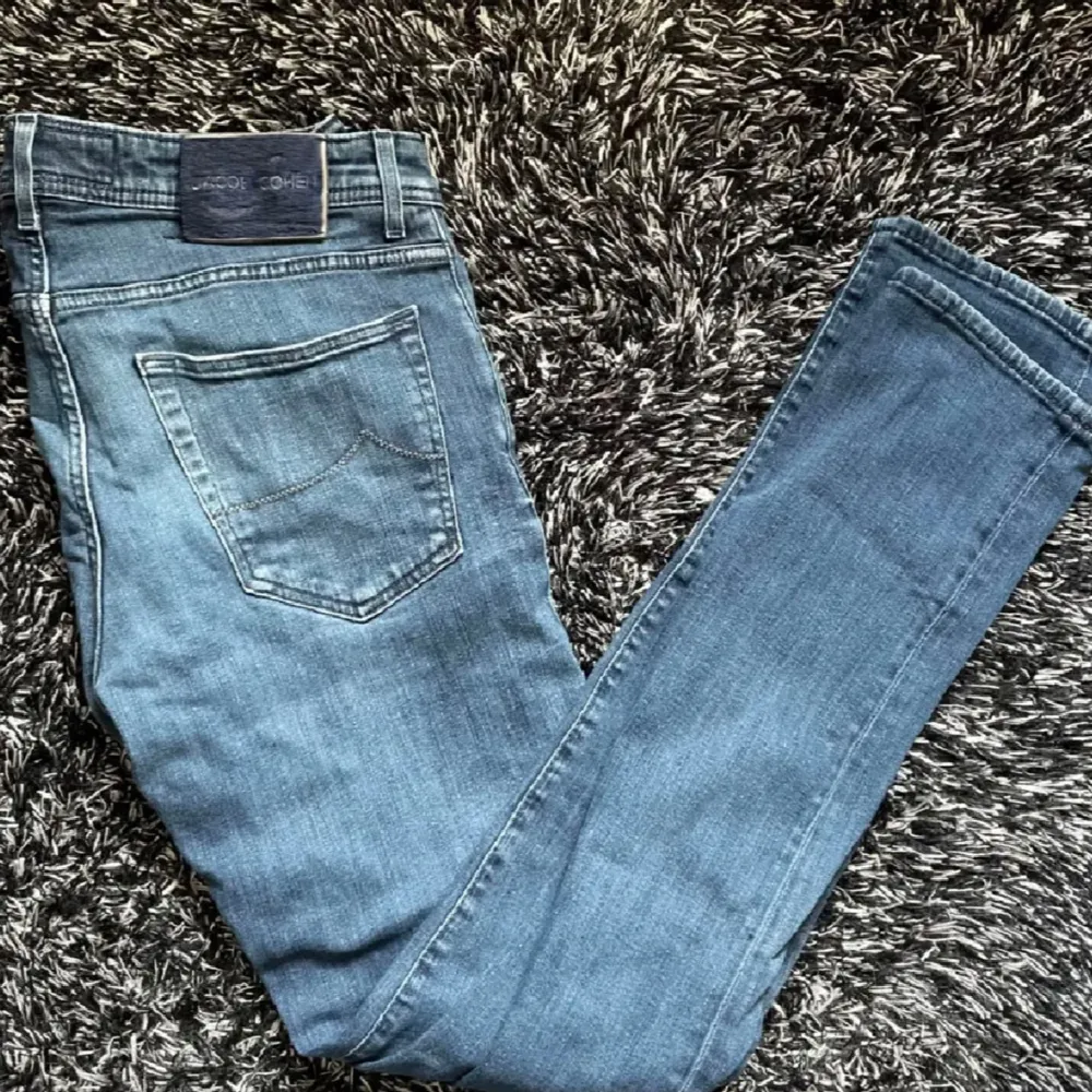 Model 622 slim fit, riktigt snygga och rena byxor, sparsamt använda och utan synliga defekter, står W34 men passar W33 och W32 som bäst… nypris runt 5000. Jeans & Byxor.