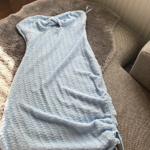 Blå kortklänning  - Super snygg blå klänning men tyvärr är den för lite på mig!! 