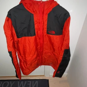 The North Face vindjacka  - Just nu rensar jag garderoben på gamla kläder och kläder som inte passar eller används.  Använd i gott skick. Skavanker här o där