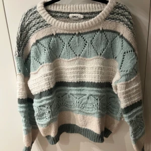 Stickad tröja  - Använd en gång, liten i storleken