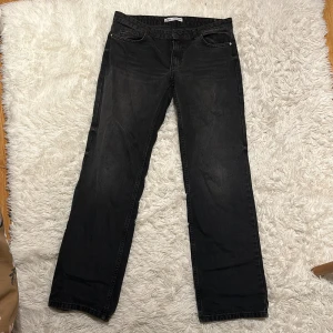 Zara jeans - Säljer dessa jeans jag har aldrig haft på mig, low waisted zara jeans🥰