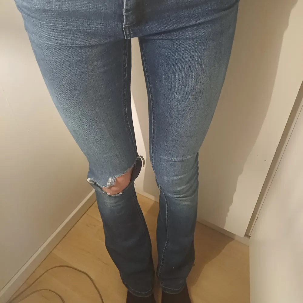 Ett par mörkblå jeans från only passar ng som e mellan 165-175 cm lång. Jeans & Byxor.