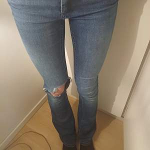 Ett par mörkblå jeans från only passar ng som e mellan 165-175 cm lång