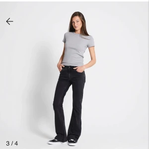 Jeans Flare - Svarta jeans i Flare. Säljer då jag har flera stycken par svarta jeans. Skulle sälja skicket är nästan i nyskick. Dem är i den längre varianten. Passar bra på mig som är 177cm.